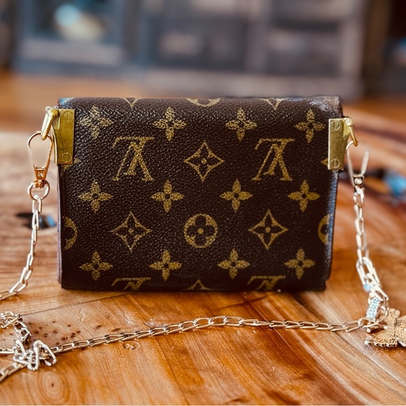 LOUIS VUITTON
Monogram Porte Tresor Etui Papiers
Wallet 1998 france converted - Picture 4 of 16